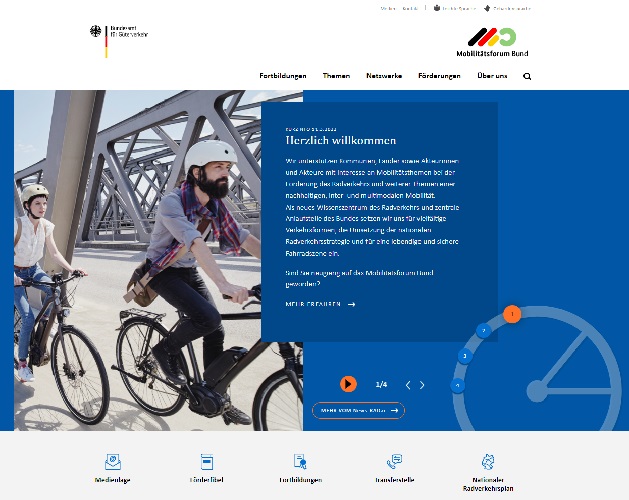 Das Bild zeigt einen Screenshot der Startseite des Mobilitätsforums Bund. Im Bildmittelpunkt sind eine Frau und ein Mann auf Fahrrädern zu sehen, die über eine Brücke fahren. Daneben steht ein Willkommenstext auf blauem Hintergrund.